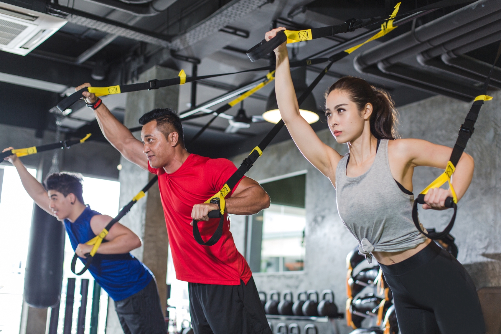 personnes faisant de l'exercice à la salle de sport