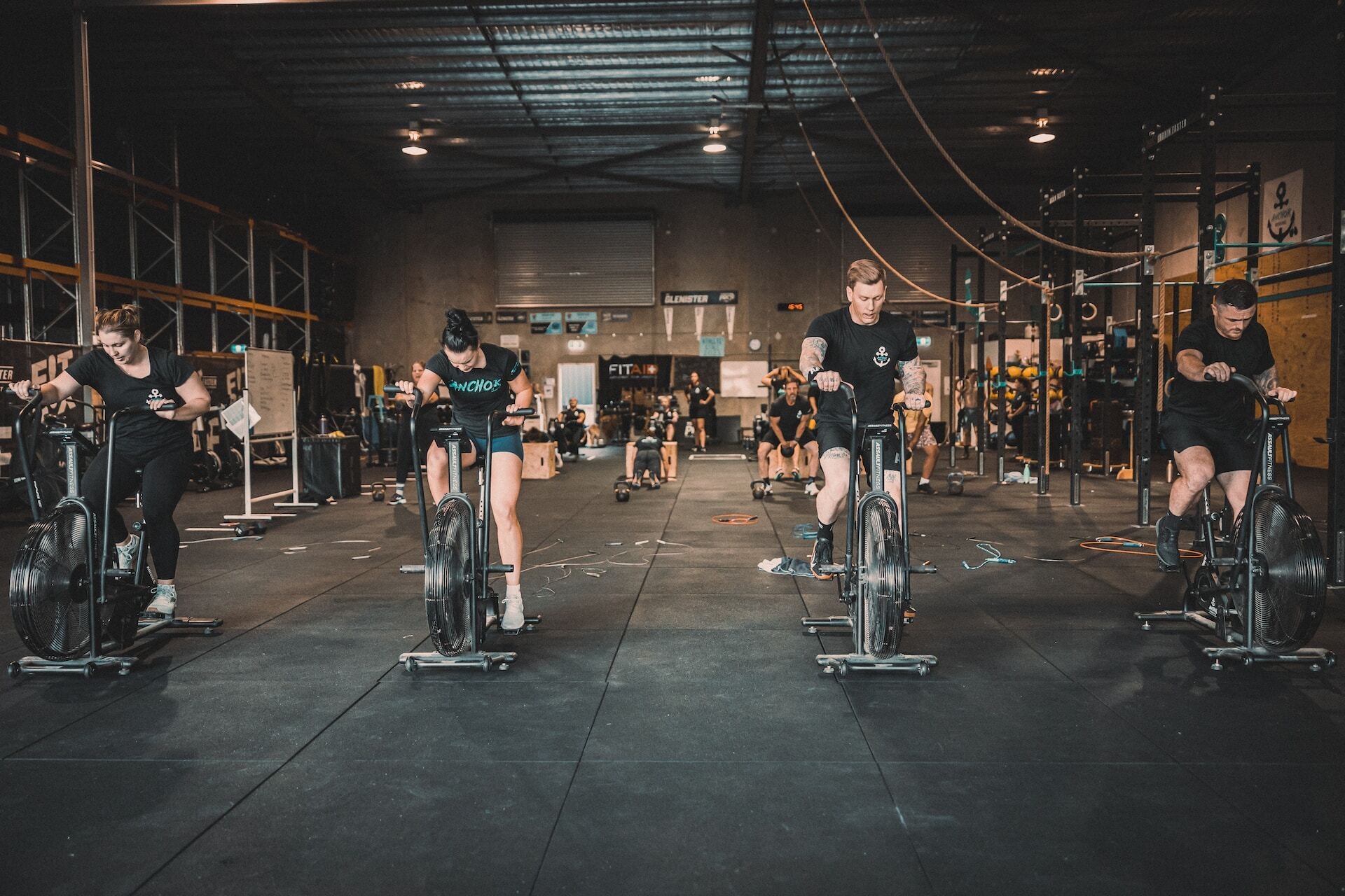 personnes faisant de l'exercice dans une salle de sport