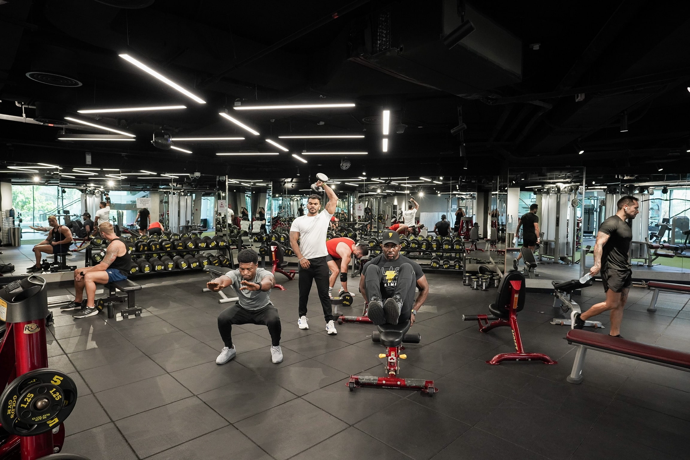 personnes faisant de l'exercice dans une salle de sport